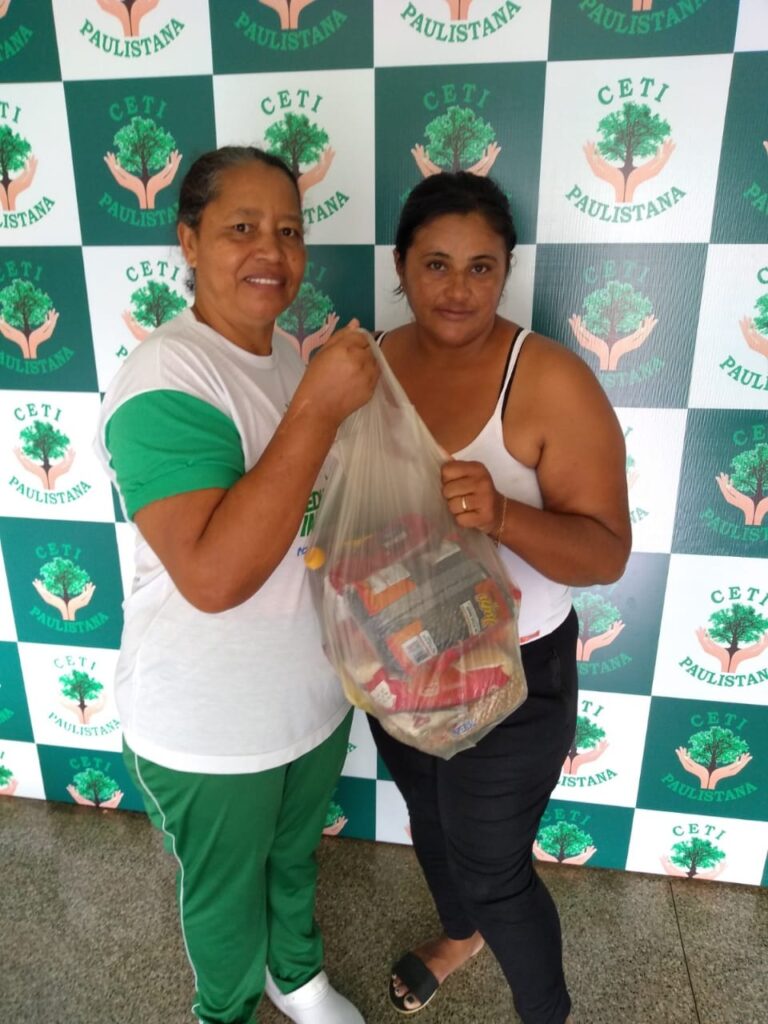 Cesta básica sendo entregue a familia em Jatobá do Piauí